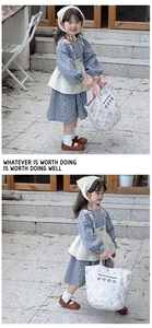 Detailansicht der gesteppten Kindertasche mit Blumenmuster und Etikett für Herbst