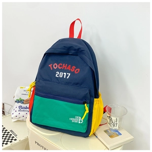 Dettaglio dello zaino multicolore per bambini in nylon impermeabile con stampa di lettere