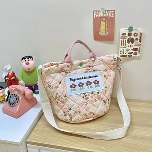 Detailaufnahme der gesteppten Blumen-Baumwolltasche mit Bigstar-Stickerei und Knopf