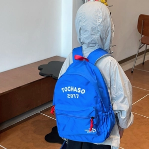 Zaino sportivo blu per bambini con dettagli rossi e tasche laterali capienti