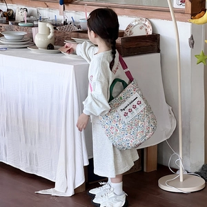 Gesteppte Baumwolltasche für Kinder mit Blumenmuster, grünen Griffen und rosa Gurt