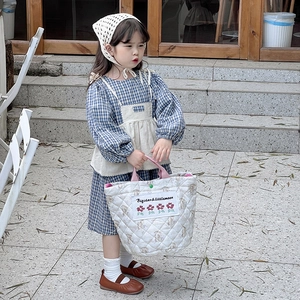 Gesteppte Kinderhandtasche mit Blumenmuster und blau kariertem Puffärmelkleid-Set