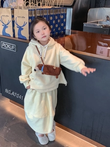 Detail der handgehäkelten Dackeltasche kombiniert mit beigem Fleece-Kinderoutfit