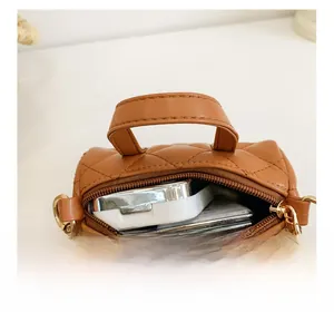 Innenansicht der Mini-Zylindertasche mit Stauraum für Karten und Kosmetikartikel