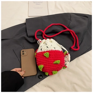 Détail du sac bandoulière fruit du dragon crocheté à la main avec texture de tricot fin
