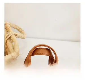 Detail einer karamellbraunen gesteppten Ledertasche mit goldenem Reißverschluss und Griffen
