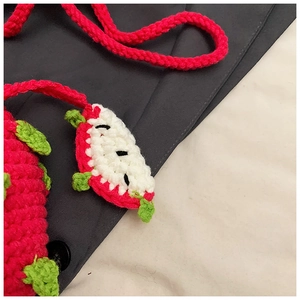 Gros plan détaillé du sac bandoulière pitaya au crochet fait main avec texture fine