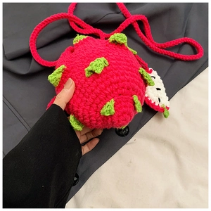 Détails de texture en maille du sac à main crochet pitaya fait main avec breloque fruit