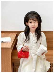 Mini-Zylindertasche für Mädchen in Rot mit Steppmuster und goldenem Verschluss