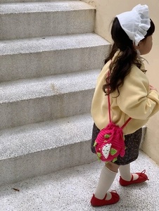 Détail d'un sac pitaya au crochet pour enfant porté dans un décor extérieur frais