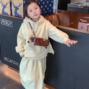 Süßes beige Fleece-Hoodie-Set für Mädchen mit handgehäkelter Dackel-Umhängetasche für Kinder