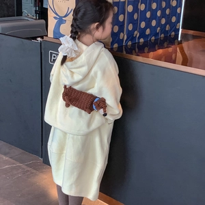 Handgehäkelte Dackel-Tasche auf weißem Fleece-Sweatshirt für Kinder im Herbst und Winter