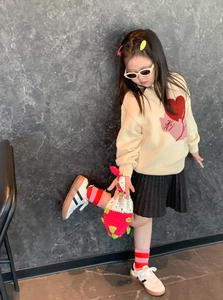 Sac bandoulière fraise en tricot pour enfants avec pull crème et jupe plissée noire