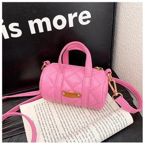 Detailansicht der rosa gesteppten Mini-Tasche mit goldenen Metallteilen und Riemen