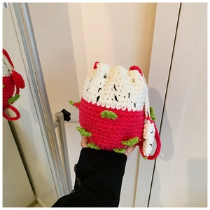 Détail du sac bandoulière au crochet motif fruit du dragon avec graines et accents de feuilles