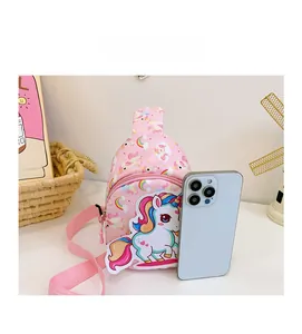 Rosa Einhorn Kinder-Brusttasche im Größenvergleich mit Handy und süßer Dekoration