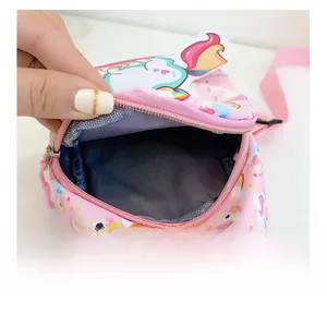 Detail der Innenausstattung und des rosa Reißverschlusses der Einhorn-Kindertasche
