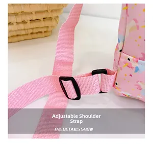 Detail eines verstellbaren rosa gewebten Schultergurts mit schwarzer Schnalle am Rucksack