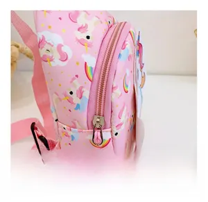 Detailaufnahme des glatten rosa Metallreißverschlusses an einer Kinder-Einhorntasche