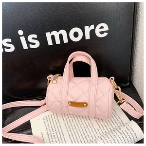 Detailansicht der rosa gesteppten Zylindertasche mit Lederlogo und Goldreißverschluss