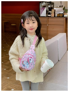 Rosa Kinder Brusttasche aus Canvas mit Einhorndruck und verstellbarem Gurt an einem Kind