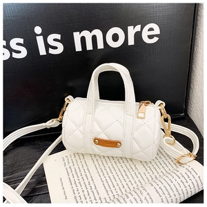 Detailansicht der gesteppten weißen Mini-Zylindertasche mit goldenen Beschlägen
