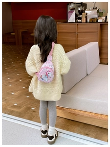 Kinder-Brusttasche in Rosa mit Einhorndruck und verstellbarem Gurt am Modell