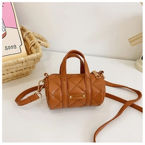 Detailaufnahme der braunen gesteppten Mini-Zylindertasche mit goldenen Beschlägen