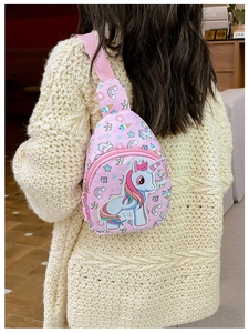 Detailansicht der rosa Einhorn-Brusttasche für Kinder mit bunten Regenbogen-Prints