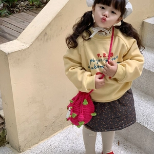 Sac bandoulière pitaya tricoté pour enfant avec sweat jaune et jupe à motifs fleurs