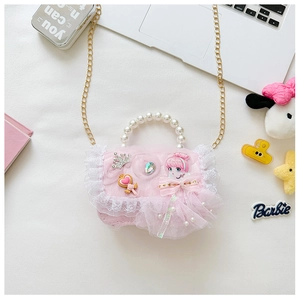 Detailansicht der rosa Spitzen-Prinzessin-Handtasche mit Perlengriff und Goldkette