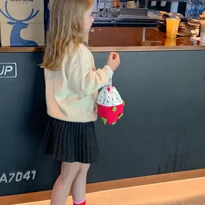 Sac bandoulière fraise fait main au crochet pour enfants aux détails tricotés