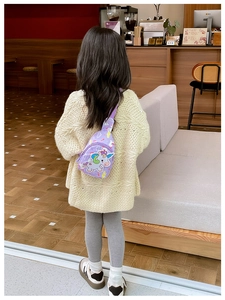 Rückansicht eines Kindes mit lila Einhorn-Brusttasche und verstellbarem Schultergurt