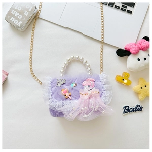 Detail der lila Plüsch-Handtasche für Mädchen mit Perlengriff und Goldkette