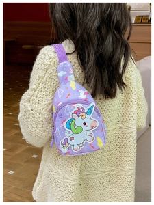 Detailansicht der lila Einhorn-Brusttasche mit verstellbarem Riemen auf Kinderücken