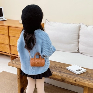 Minimalistische braune gesteppte Mini-Zylindertasche für Kinder mit Umhängeriemen