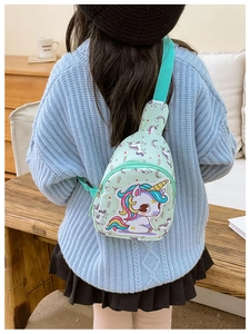 Detail der mintgrünen Einhorn Kinder-Brusttasche mit verstellbarem Gurt für Kinder