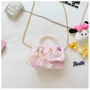 Details einer rosa Prinzessinnen-Tasche mit Perlen, Goldkette und süßer Schleife