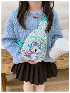 Detail der mintgrünen Kinderbrusttasche mit Regenbogen-Einhorn-Druck und verstellbarem Gurt