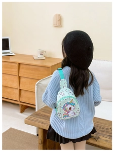 Nahaufnahme eines Kindes mit einer hellgrünen Einhorn-Brusttasche und verstellbarem Gurt