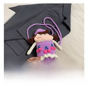 Détails d'un sac bandoulière en crochet fait main violet avec cerises et perles