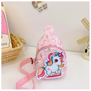 Detailansicht der rosa Kinder-Brusttasche mit niedlichen Einhorn-Prints und Regenbögen