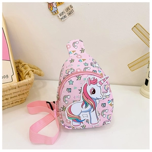 Rosa Kinder-Brusttasche mit Einhorn-Motiv, verstellbarem Gurt und Regenbogen-Druck