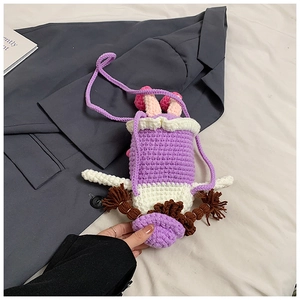 Détail d'un mini sac bandoulière fait main en coton crocheté de couleur violet et blanc
