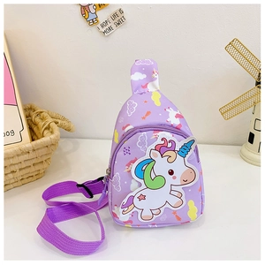 Detailansicht der lila Einhorn-Brusttasche mit verstellbarem Gurt und Cartoon-Print