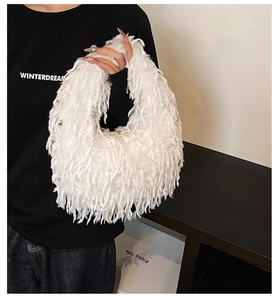 Détail d'un sac à main en fausse fourrure blanche moelleuse avec texture douce