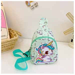 Detail der mintgrünen Einhorn-Brusttasche für Kinder mit verstellbarem Gurt und Print
