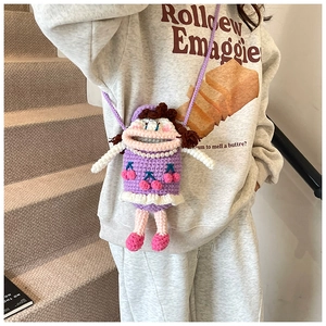 Détail du sac bandoulière poupée au crochet violet avec décorations de cerises