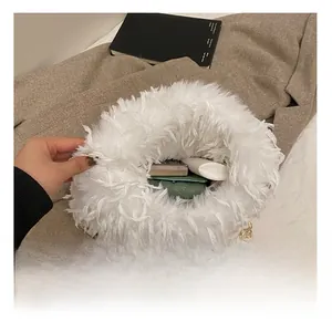 Détail de la capacité intérieure du sac bandoulière en fausse fourrure blanche