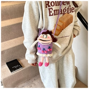 Détail d'un sac à bandoulière au crochet fait main pour fille avec perles et motif violet
